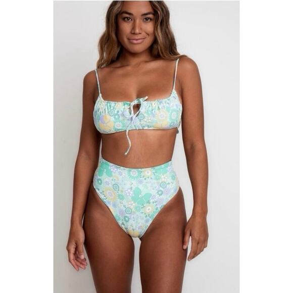 Skatie X Amber Fillerup Clark• ‘Demi’ Bikini Top in HALEIWA